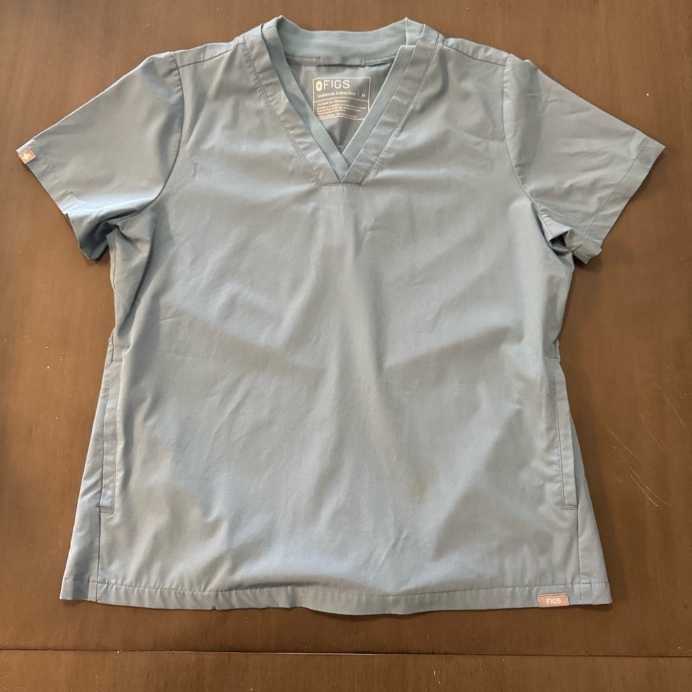 Figs Women’s Oran Blue Scrub Top Short Sleeve Pockets Comfort Nursing - M